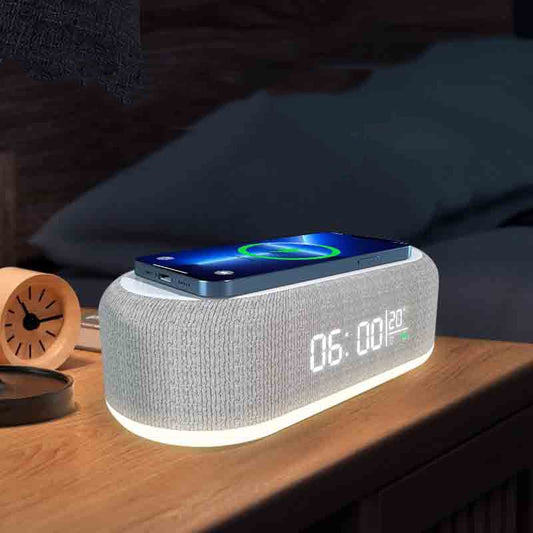 Väckarklocka med trådlös snabbladdare och LED-nattlampa.